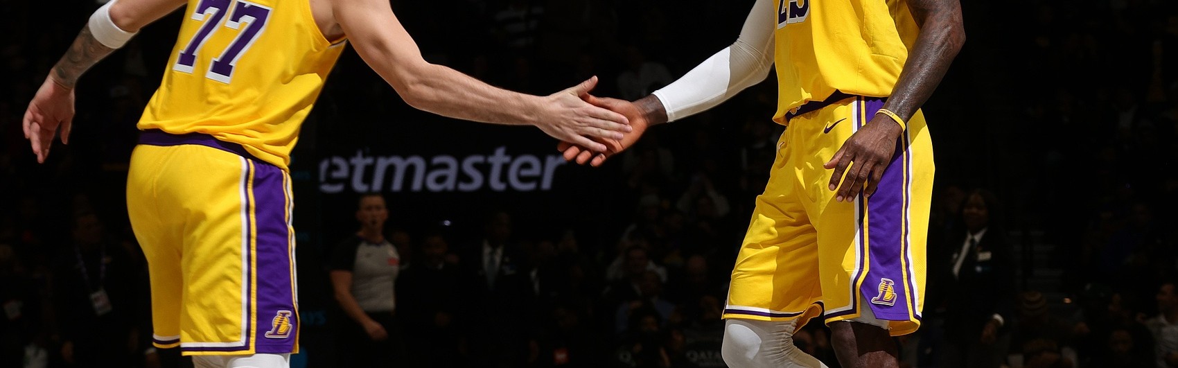 开云体育下载-这都能赢？湖人全队22失误&amp;詹姆斯8次东契奇5次 76人全队14次